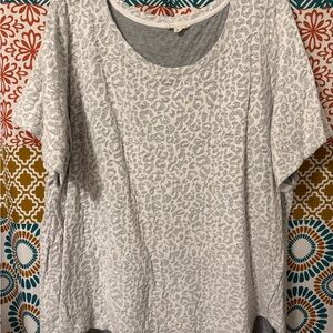 Jane and Delancey White and Gray Patterned Short Sleeve Top